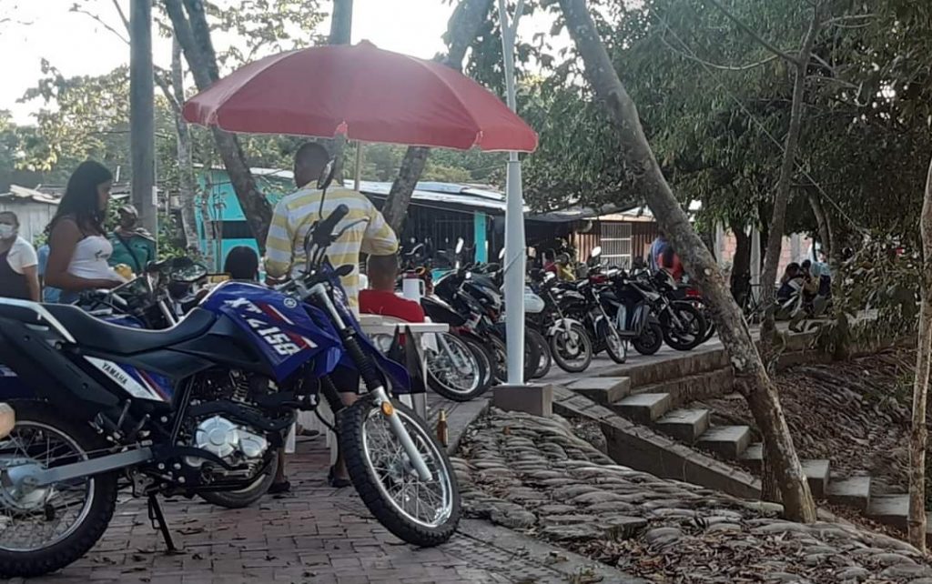 Motociclistas invaden sendero peatonal en el Malecón