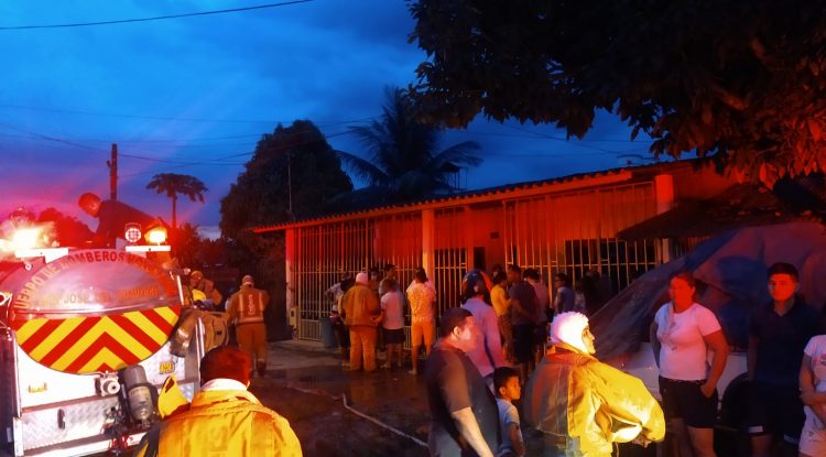 Bomberos atendió incendio estructural en barrio El Porvenir de San José del Guaviare
