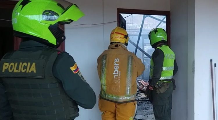 Policía apoyaron a bomberos en incendio estructural en San José del Guaviare