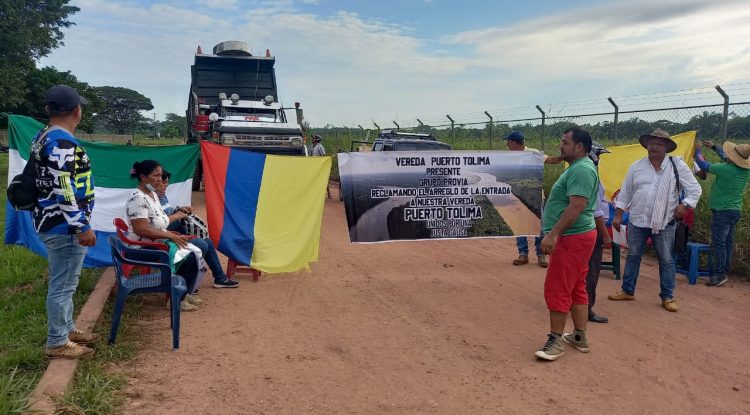 Ciudadanos bloquean la vía que conduce a la vereda Puerto Tolima