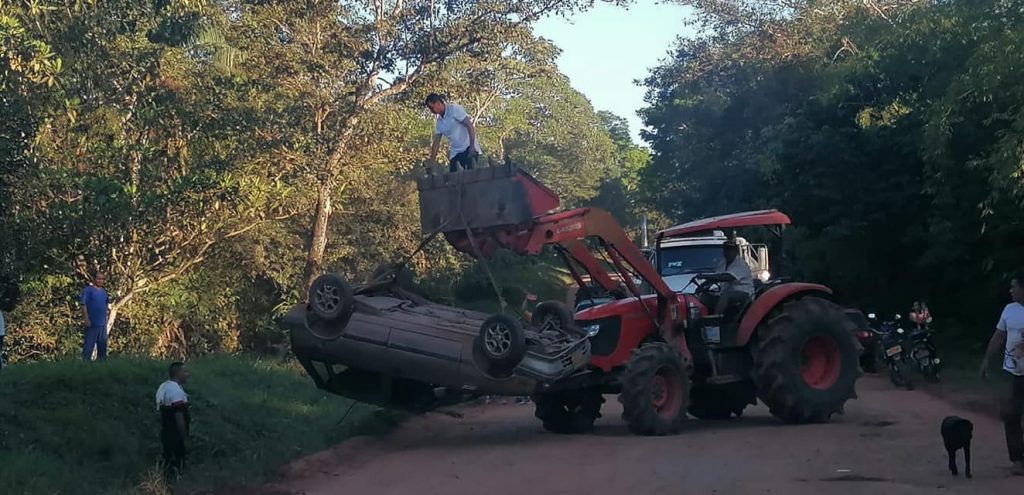 Vehículo se volcó en la vía San José del Guaviare - El Retorno