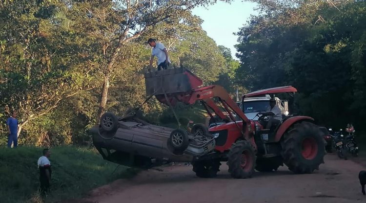 Vehículo se volcó en la vía San José del Guaviare - El Retorno