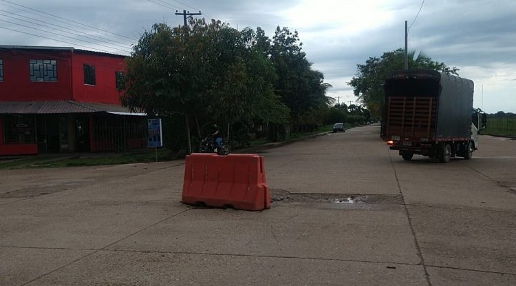 Recámara de alcantarillado se está hundiendo en la Avenida Los Colonizadores