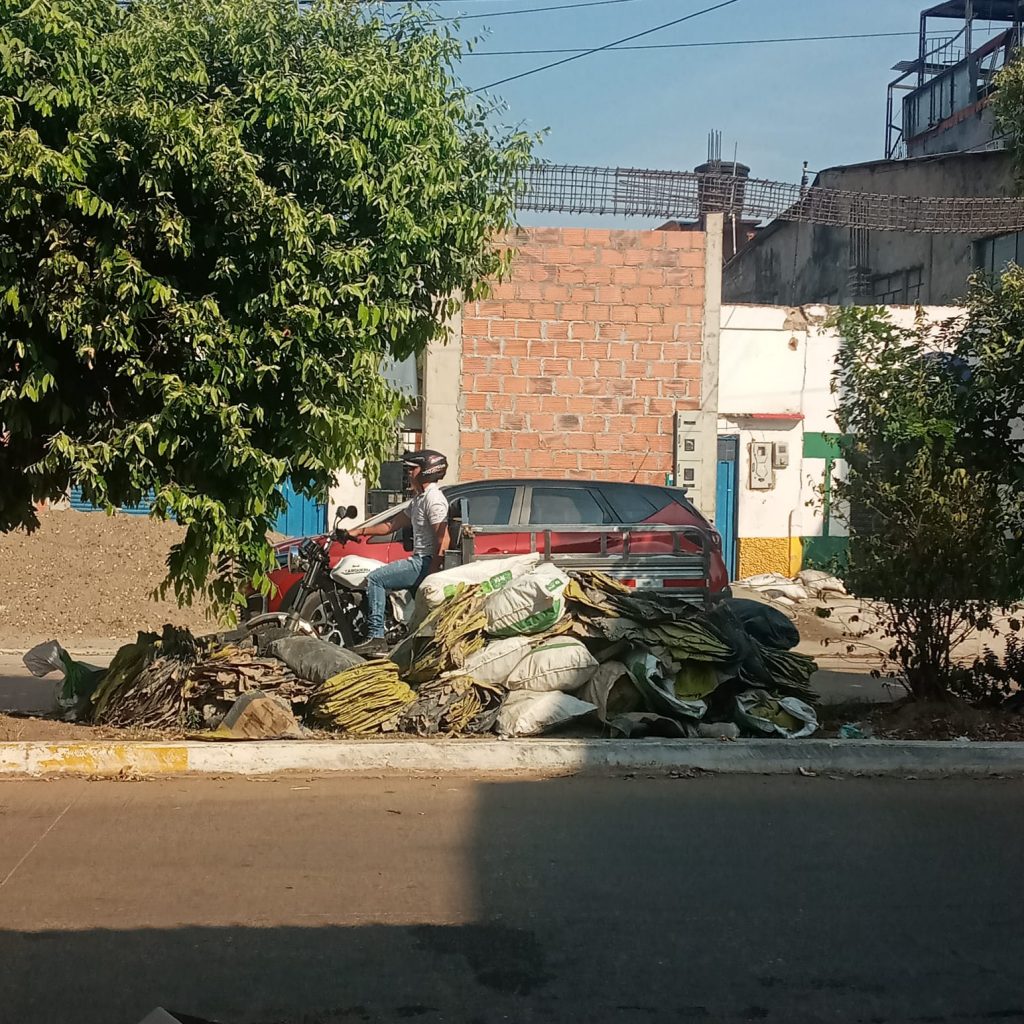 Obra en construcción está dejando basura en el separador de la calle séptima