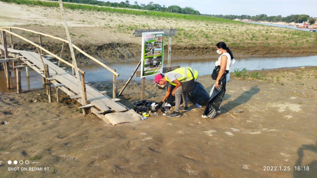 Construyen puente comunitario para ingresar a la playa