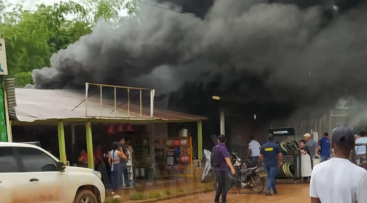 Comunidad ayudó a liquidar incendio estructural en Calamar, Guaviare