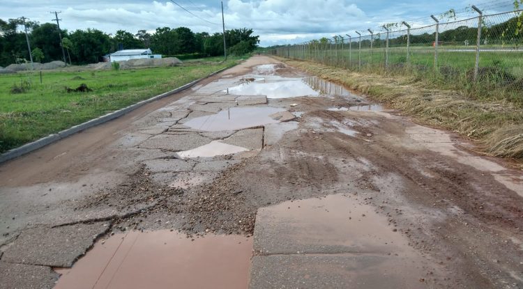 Denuncian deterioro de placas y hundimiento en Avenida Los Colonizadores