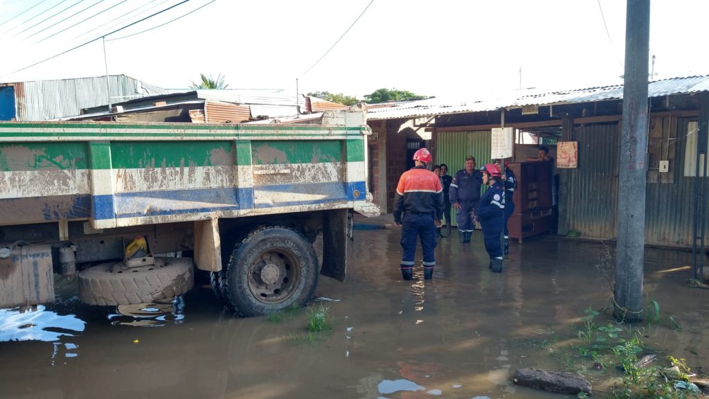 Bomberos San José del Guaviare evacua primera familia afectada por inundación