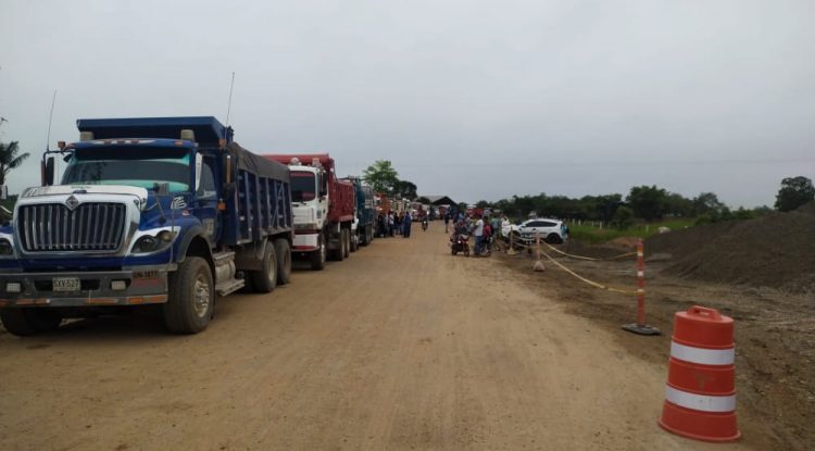 Gremio de volqueteros se pronuncia pacíficamente en la vía El Retorno - Calamar