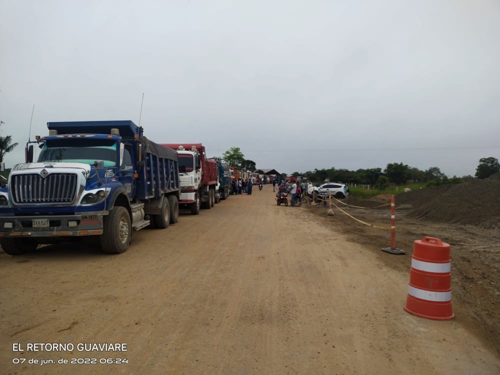 Gremio de volqueteros se pronuncia pacíficamente en la vía El Retorno - Calamar