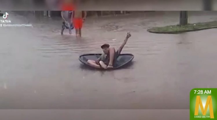 Un ciudadano tomó una tapa de un tanque plástico y lo usó para navegar por las calles inundadas