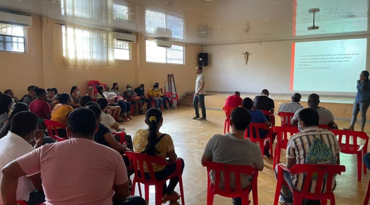 Educación contratada adelanta capacitación al cuerpo de docentes rurales del Guaviare Capacitación, aprendizaje mutuo y formación a los docentes que hacen parte de la educación contratada administrada por la Diócesis del Guaviare, se realiza en esta primera semana de receso académico, así lo aseguró el Licenciado Jorge Humberto Correa coordinador en el Guaviare. Aseguró que con 58 maestros de los 87 que conforman el equipo de docentes avanza esta actividad en temas como la importancia de la escuela y asimismo, temas relacionados con las labores académicas que diariamente realizan. Los docentes rurales, Jorge Alexis Vargas, director de la IE Lagos del Dorado, Mery Ceballos Rodríguez, docente Jiw de Barranco Ceiba, la docente Clarissa Martínez de la Institución María Inmaculada de Calamar, manifestaron su satisfacción por la preparación que reciben de la coordinación de la Diócesis y también del espacio que obtienen para exponer las principales necesidades en sus instituciones.
