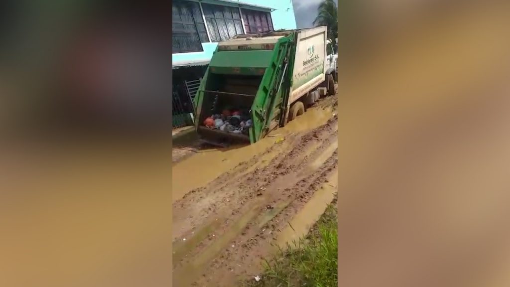 Vehículo se enterró en la calle 25 por mal estado de la vía