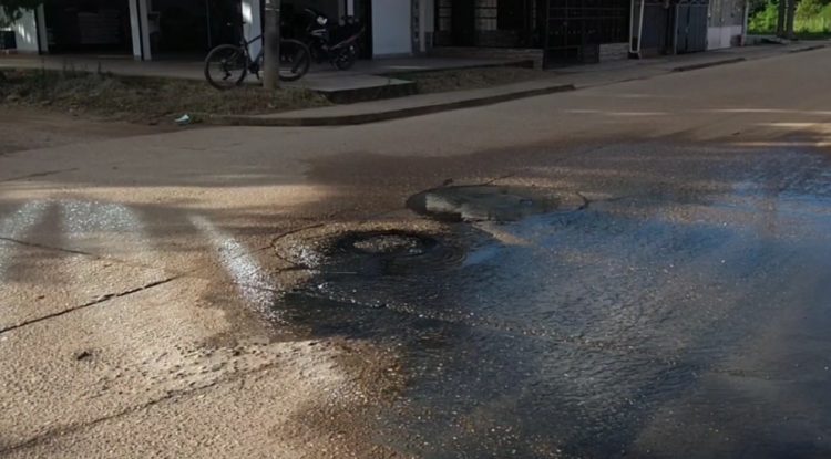 Denuncian rebosamiento de aguas negras en la calle 26 con 21