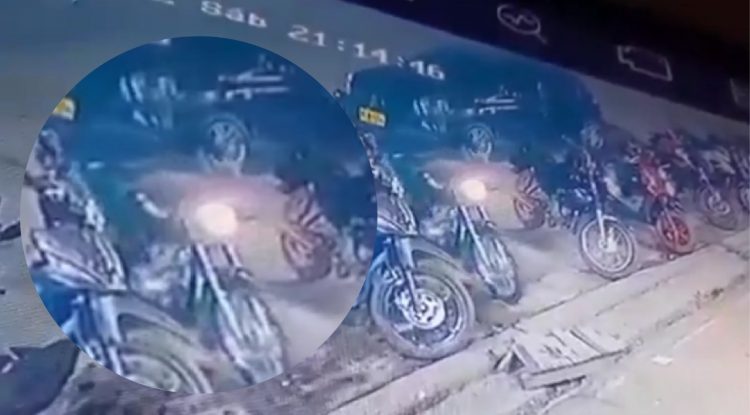 Robo de motocicleta quedó grabado en video de seguridad