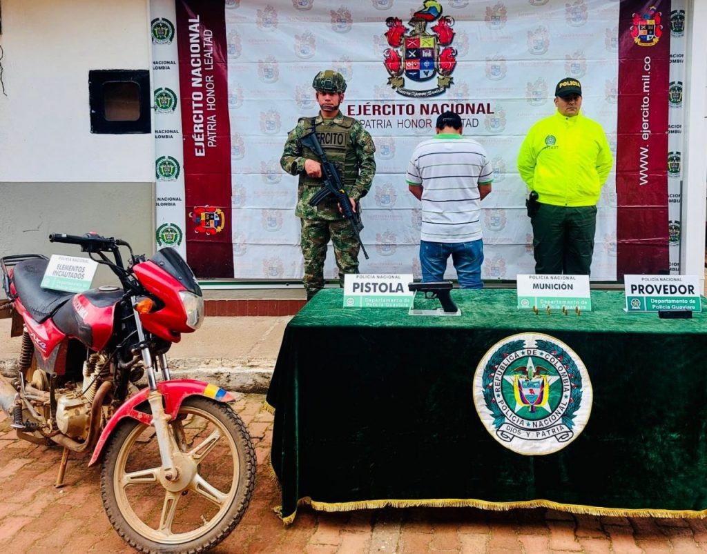 Ejército capturó a hombre que portaba una pistola marca glock