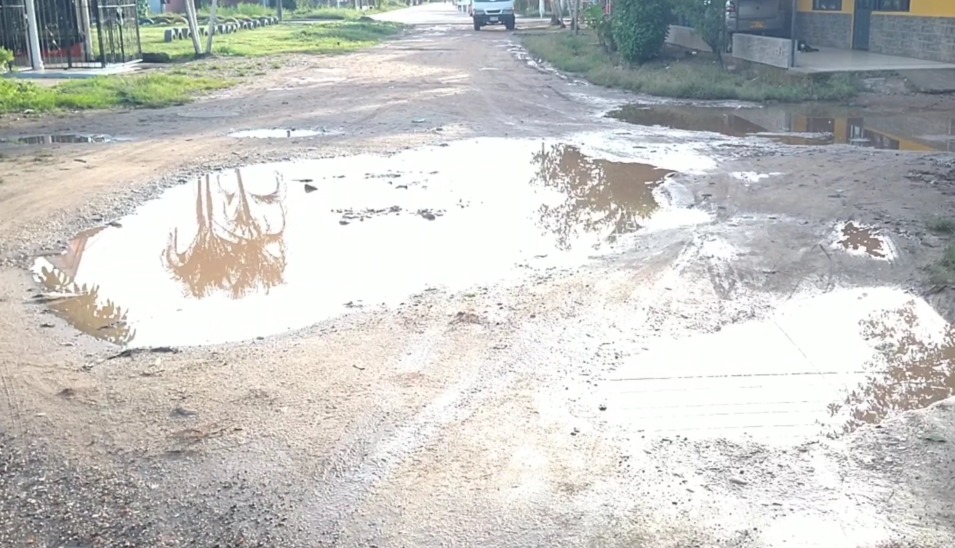 Líder denuncia vía en mal estado en el barrio Santander