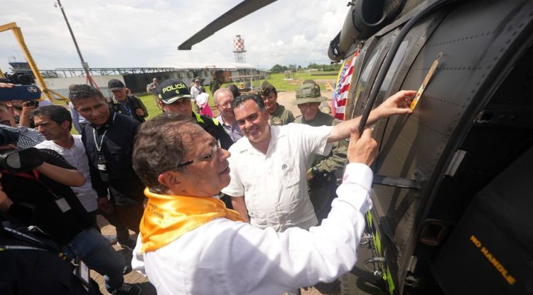 Presidente Gustavo Petro entrega 7 helicópteros a la Policía Nacional