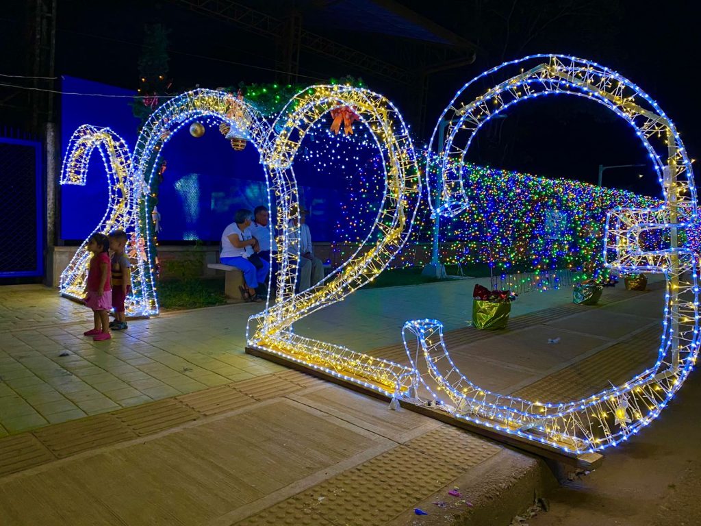 Con túnel peatonal iluminado de 80 metros El Retorno recibe la fiesta navideña