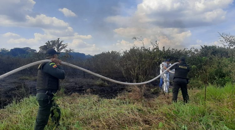 Policía Guaviare apoyó a extinguir incendio forestal en zona rural de San José del Guaviare