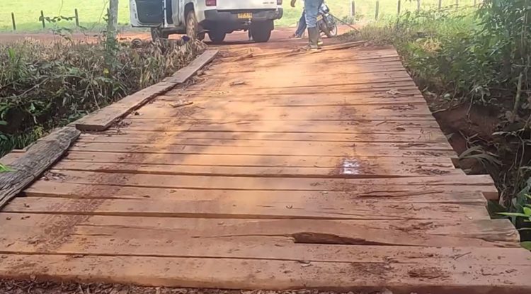 Líderes del sector de San Isidro 1 piden ayuda urgente para puente dañado