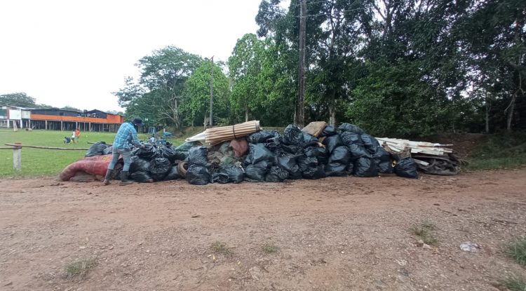 Sacan 5 toneladas de basura de humedal en San José del Guaviare