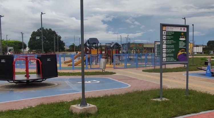 Adultos siguen haciendo uso de juegos en el Parque Inclusivo