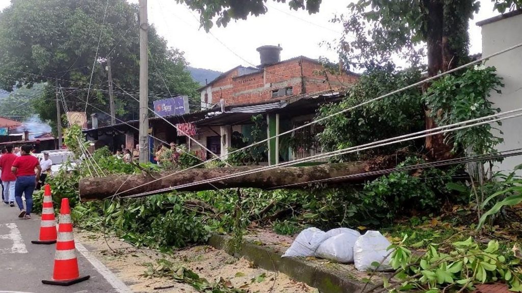 Afectaciones por fuerte lluvia causó trancón en la vía Villavicencio - Acacías