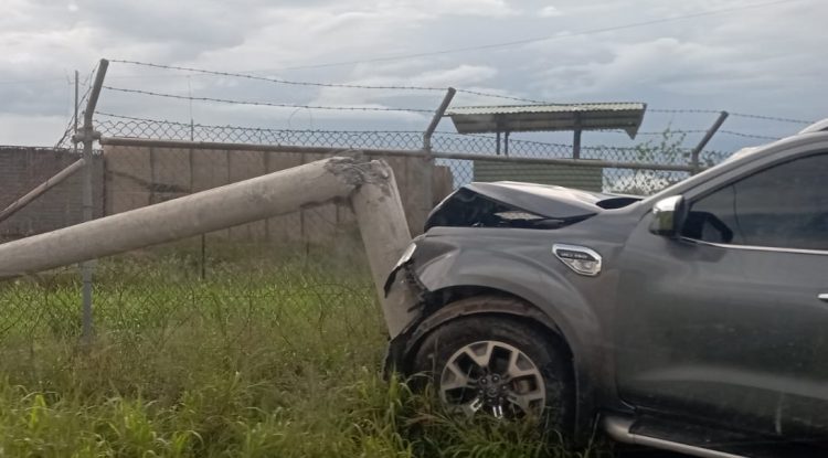 Camioneta tumbó poste y terminó contra malla de seguridad de base antinarcóticos