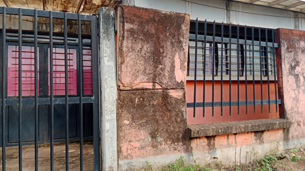 Muro de encerramiento de colegio a punto de colapsar