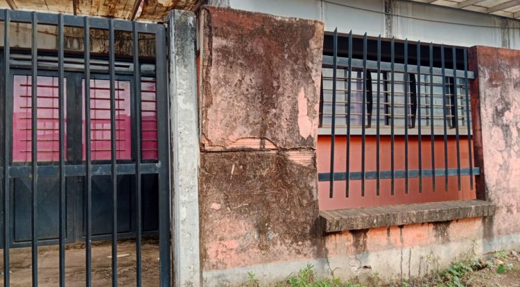 Muro de encerramiento de colegio a punto de colapsar