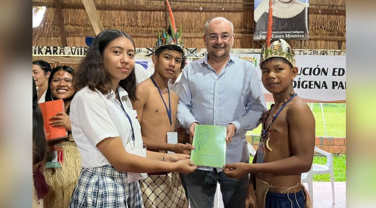 Entregan primer informe impreso de la Comisión de la Verdad a indígenas en Guaviare