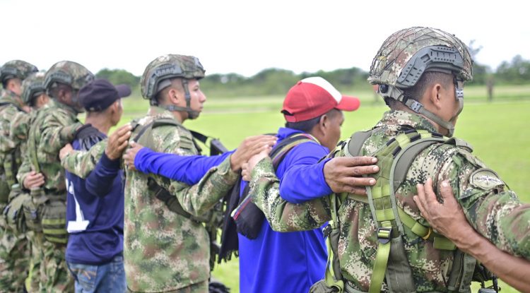 Comandos e indígenas, unidos en la Operación Esperanza