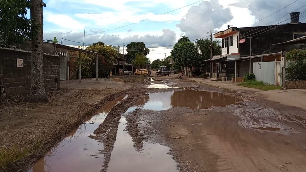 Habitantes de la calle 23 entre carrera 20 y 19D en el barrio La Granja, denuncian el mal estado de la vía y hacen un llamado a la Administración Municipal para su mantenimiento.