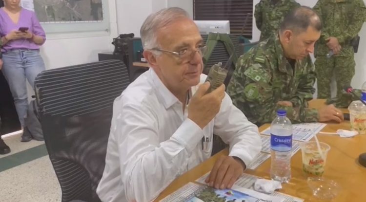 Ministro de Defensa motiva a las Fuerzas Militares a continuar la búsqueda de menores