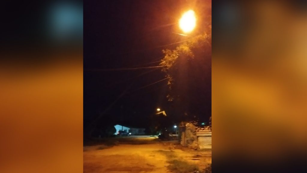 Instalan farolas en las tres calles en el barrio El Remanso