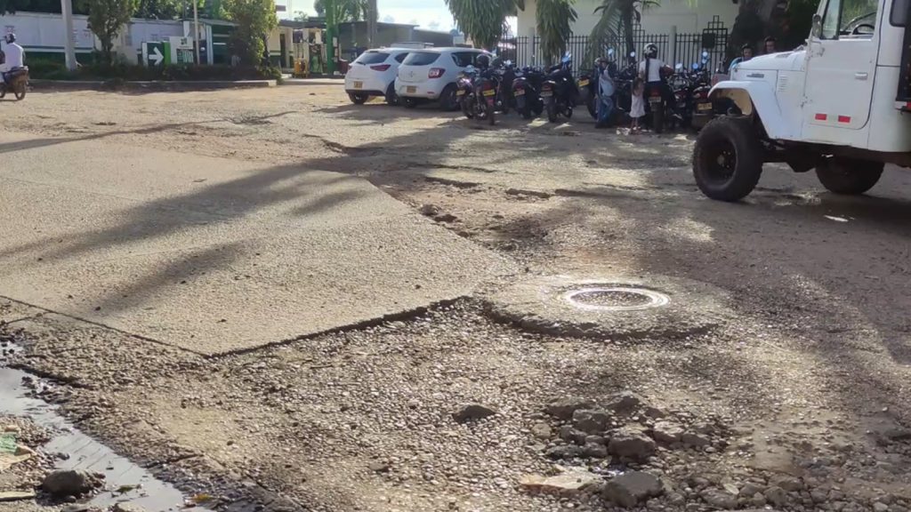 Denuncian mal estado de la vía al frente del Centro Cultural