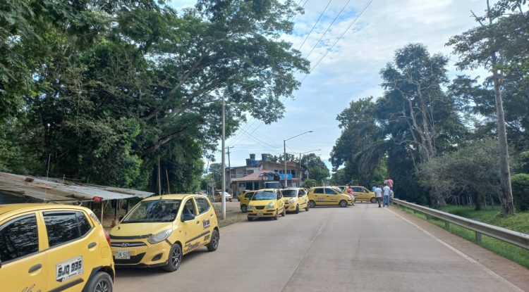 Taxistas y Alcaldía se reunieron tras bloqueo en vía nacional