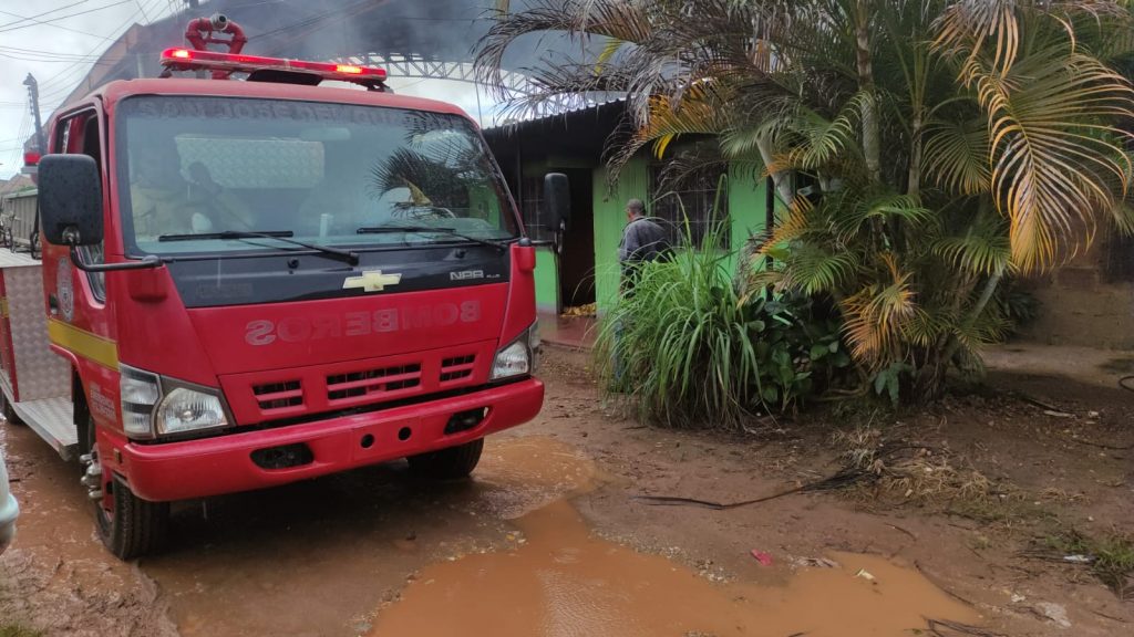 Bomberos atendieron incendio estructural en el barrio La Granja