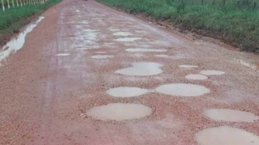 El Ingeniero Pinto, manifestó que también siguen con los trabajos de intervención y pavimentación de vías urbanas y obras de placa huella en la zona rural del departamento.