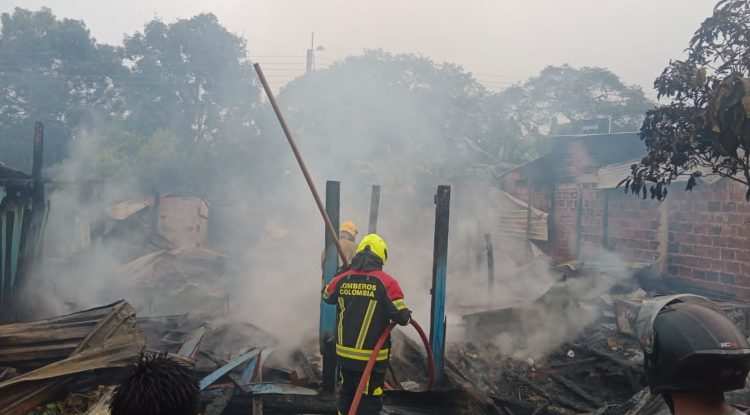 Incendio consumió tres viviendas en Asentamiento Arazá