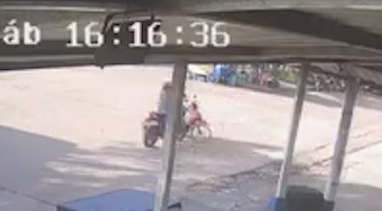 Accidente de tránsito en “Calle del Comercio” quedó en cámaras de seguridad