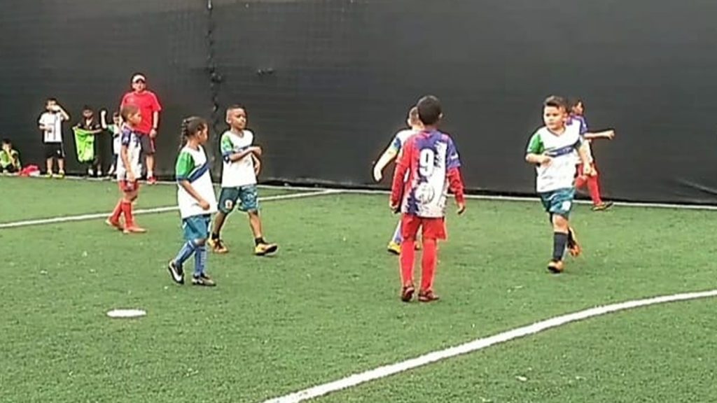 Ticora, el profe que forma a más de 120 niños en la disciplina del fútbol