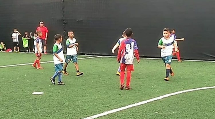 Ticora, el profe que forma a más de 120 niños en la disciplina del fútbol