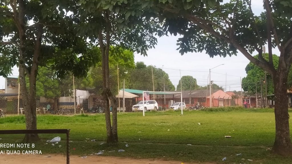 Denuncian basuras en cancha de fútbol de barrio Divino Niño