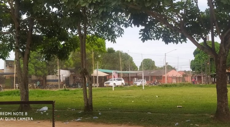 Denuncian basuras en cancha de fútbol de barrio Divino Niño
