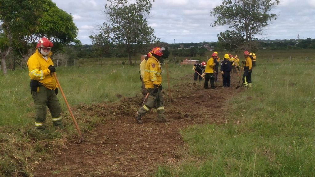 Bomberos se capacitaron en control de incendios forestales