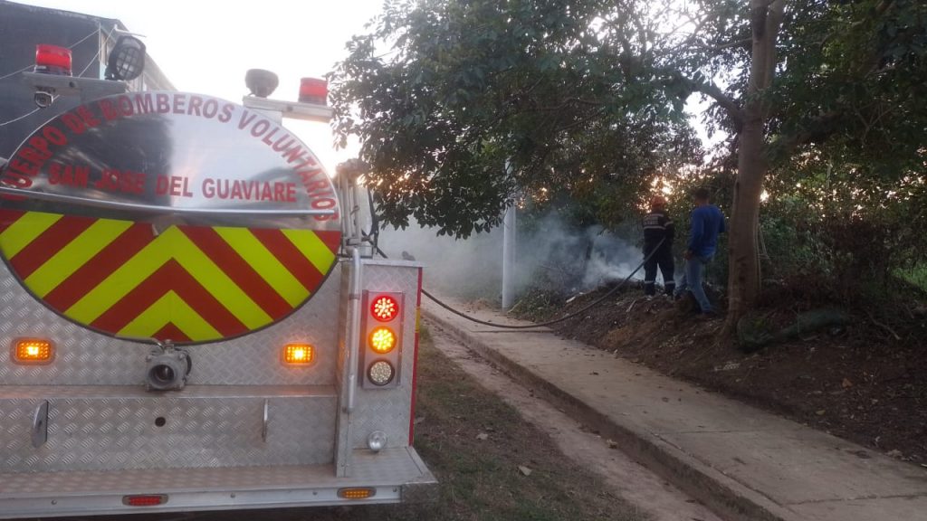 Bomberos apagaron quema de llantas en San José del Guaviare