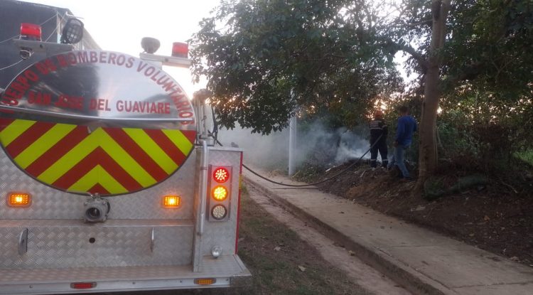 Bomberos apagaron quema de llantas en San José del Guaviare