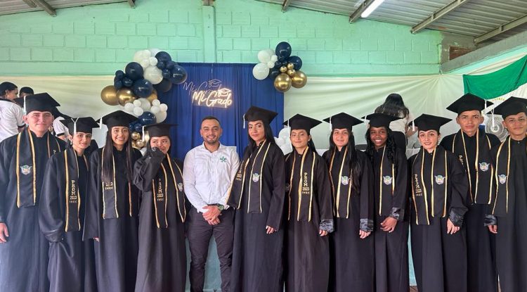 9 estudiantes se graduaron de bachilleres en la I.E. Cerritos